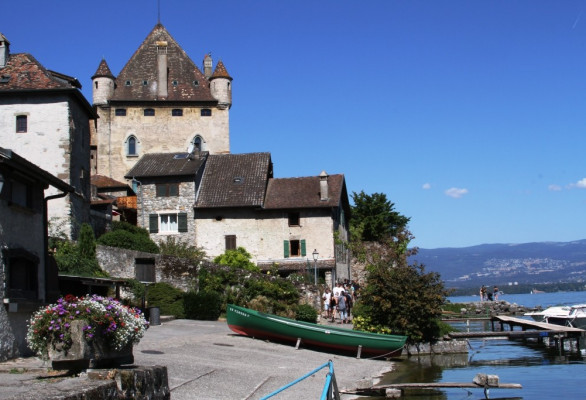 Balade entre fleurs et lac à Yvoire