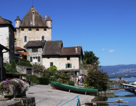 Balade entre fleurs et lac à Yvoire